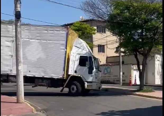 Itabira: caminhão quebra e interdita trânsito nos túneis do Caminho Novo