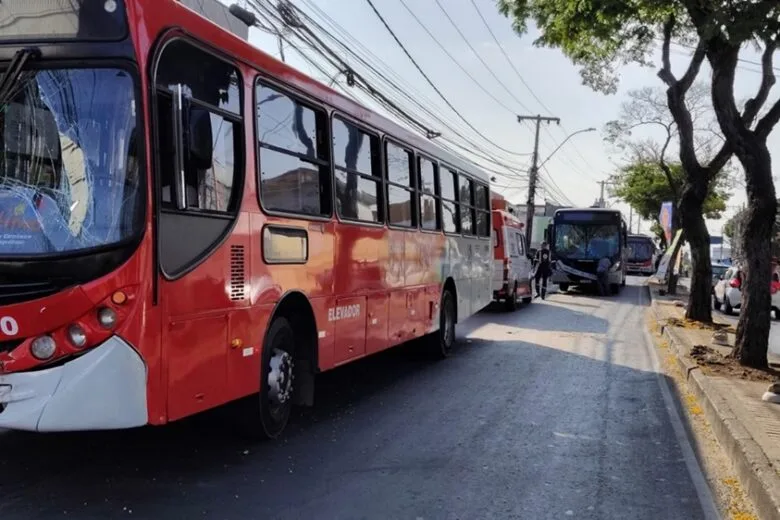 Acidente com três ônibus deixa ao menos oito feridos em Belo Horizonte