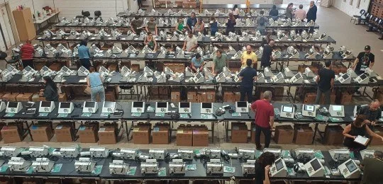 Cartórios eleitorais já estão preparando as urnas eletrônicas para as eleições 2024