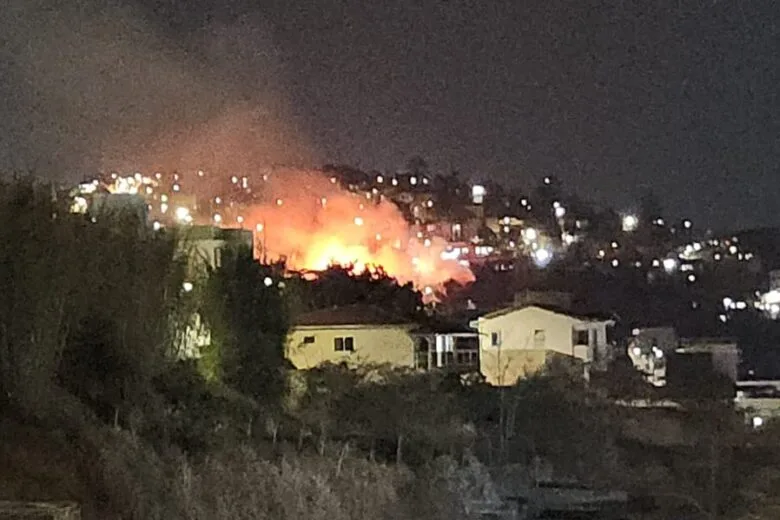 Bombeiros controlam incêndio em lote vago no Madre Maria de Jesus, em Itabira