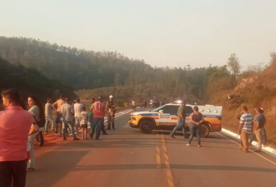 Helicóptero dos bombeiros é acionado para socorrer vítima de acidente na MGC-120, entre Itabira e Santa Maria