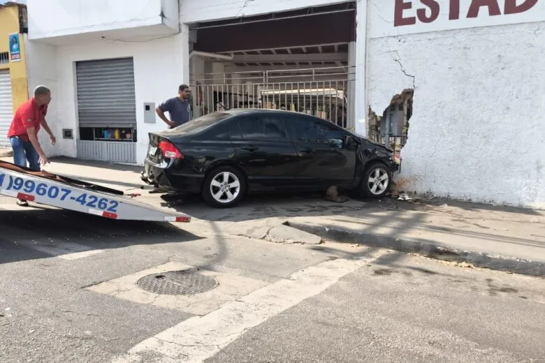 Motorista passa mal, bate em carro estacionado e colide no muro do Grêmio em Itabira