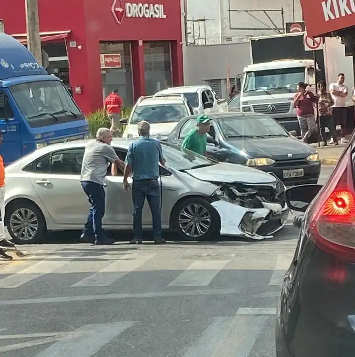 Acidente entre táxi e carro da prefeitura deixa uma pessoa ferida em João Monlevade