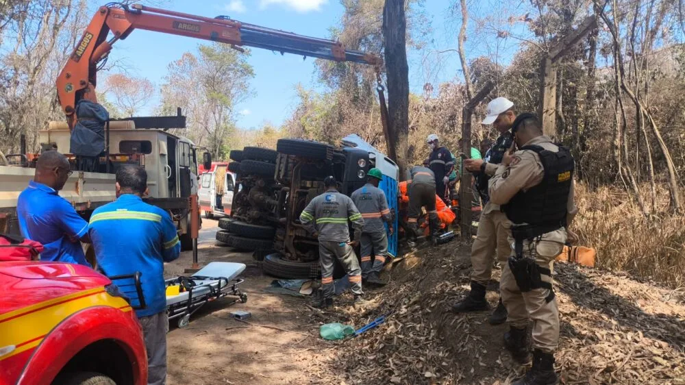 Caminhão carregado de concreto tomba e motorista fica preso às ferragens na estrada 105, em Itabira