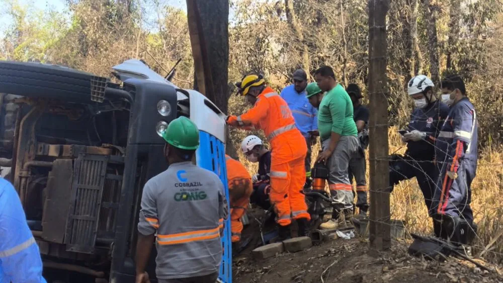 Caminhão carregado de concreto tomba e motorista fica preso às ferragens na estrada 105, em Itabira