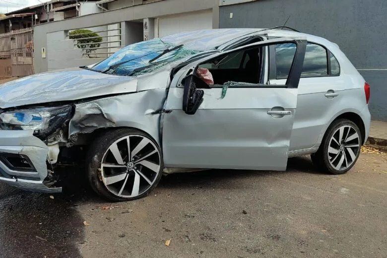 Motorista perde o controle da direção e colide com uma árvore no bairro Amazonas