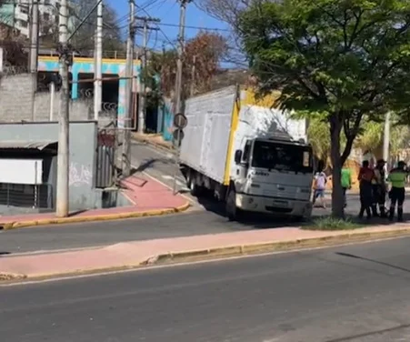 Itabira: caminhão quebra e interdita trânsito nos túneis do Caminho Novo