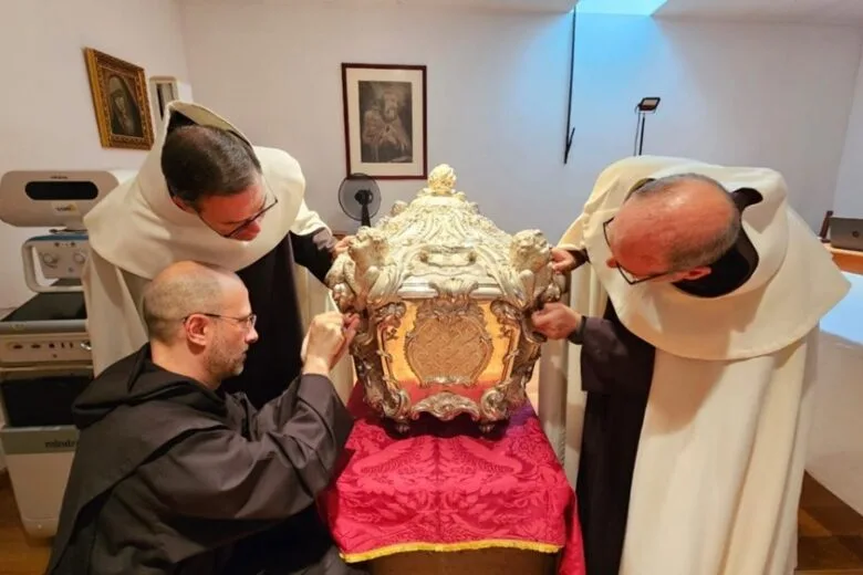 Após 442 anos, cadáver de santa é exumado e encontra-se em bom estado de conservação Após 442 anos, cadáver de santa é exumado e encontra-se em bom estado de conservação