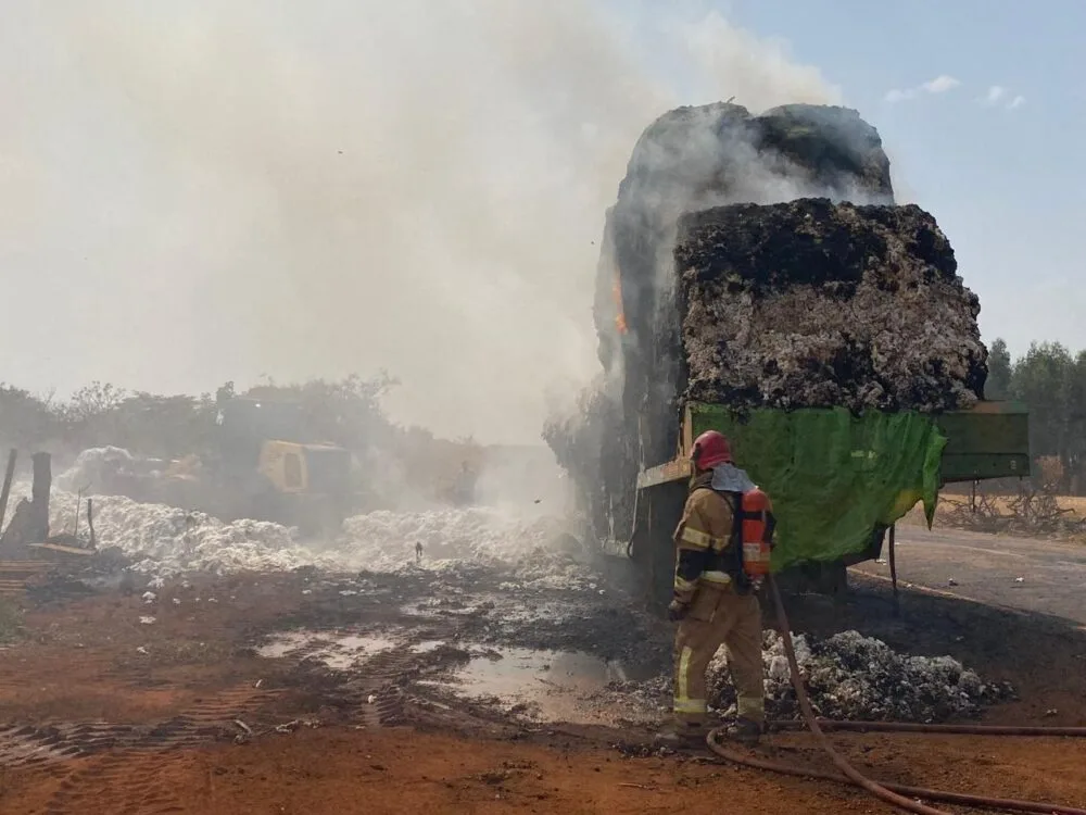 Incêndio em caminhão queima 22 toneladas de algodão na MG-188