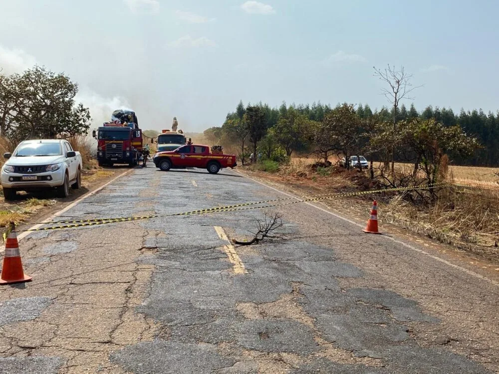 Incêndio em caminhão queima 22 toneladas de algodão na MG-188