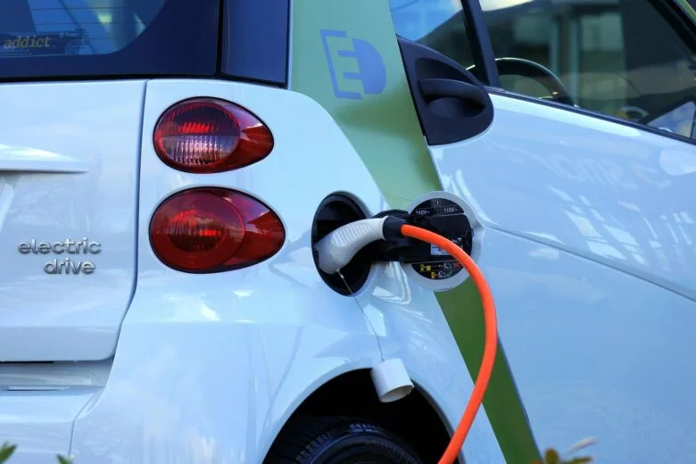 Carros elétricos desvalorizam com evolução tecnológica e concorrência chinesa