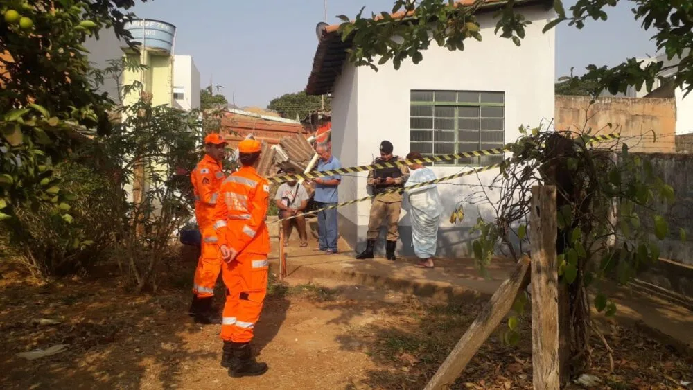 Caminhão desgovernado atinge casa em Minas Gerais, causando grande dano estrutural