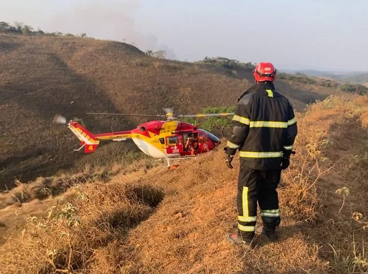 Capotamento de veículo mobiliza bombeiros e Samu em estrada rural de Minas Gerais