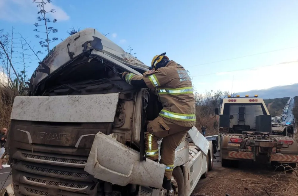 Tombamento de carreta deixa motorista morto na BR-251, em Francisco Sá