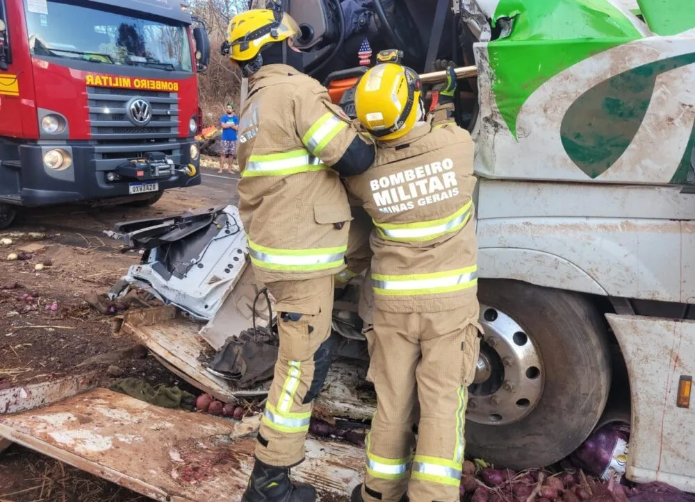 Tombamento de carreta deixa motorista morto na BR-251, em Francisco Sá