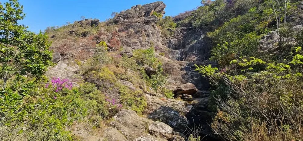 Cachoeira da menor cidade do Brasil seca pela falta de chuva em Minas Gerais