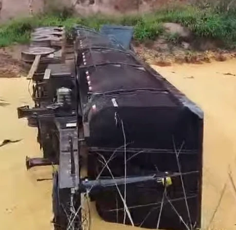 Acidente com carreta carregada de milho interdita estrada de acesso à São Domingos do Prata