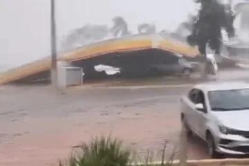 Chuva com ventos fortes derruba estrutura de posto de combustíveis e atinge veículos na BR-262, em Luz