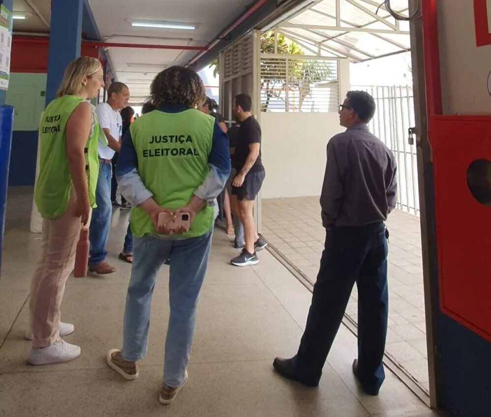 Coordenadora de acessibilidade, Renata Santa explica a votação de pessoas com deficiências na Fide, em Itabira