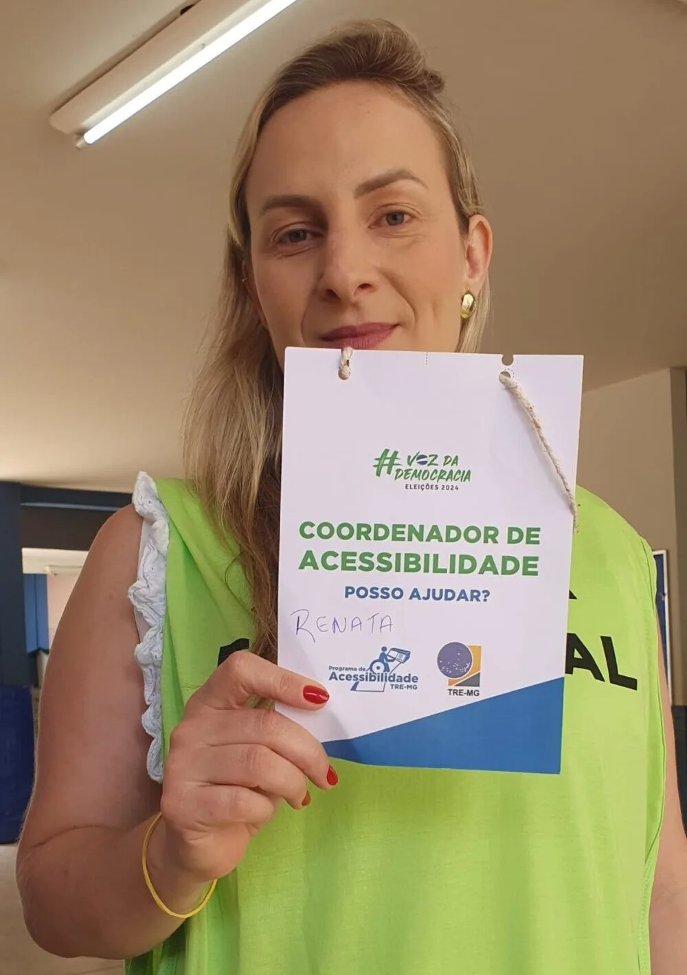 Coordenadora de acessibilidade, Renata Santa explica a votação de pessoas com deficiências na Fide, em Itabira