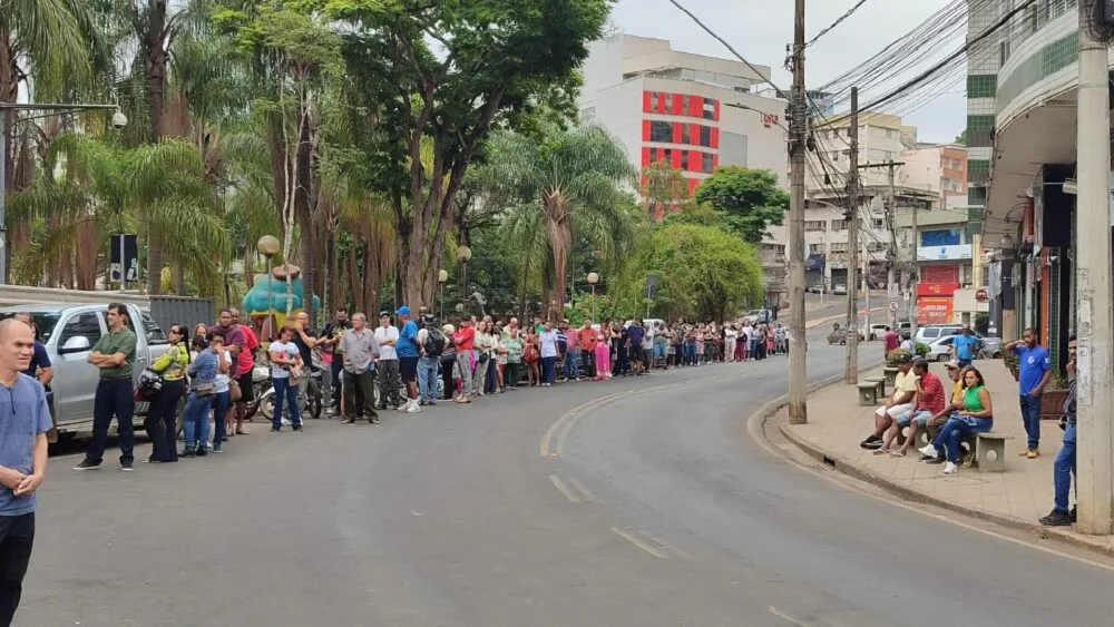 Fila na porta da EEMZA para votação na manhã deste domingo - Foto: Jardel Mendes/DeFato Online