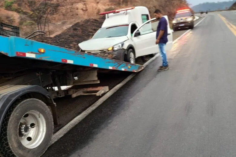 Ambulância da Prefeitura de Caratinga se envolve em acidente na BR-381