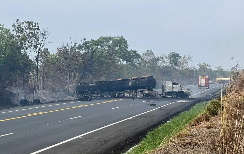 MGC-135: caminhão tanque pega fogo e uma pessoa morre no acidente