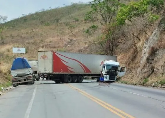 Carreta atravessa a pista e interdita totalmente a BR-381, em Caeté