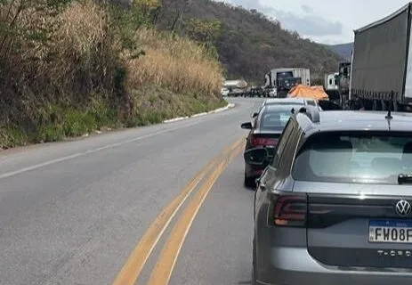 Carreta atravessa a pista e interdita totalmente a BR-381, em Caeté