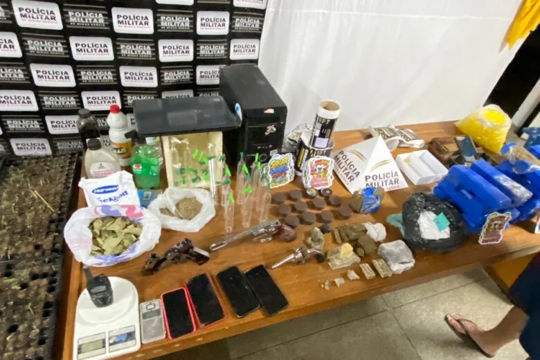 Polícia Militar descobre laboratório de drogas em Rio Piracicaba e apreende grande quantidade de entorpecentes e armas