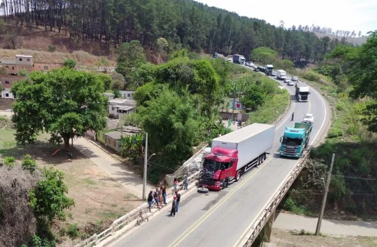 Acidente entre caminhão e carreta provoca lentidão na BR-381, em Nova Era