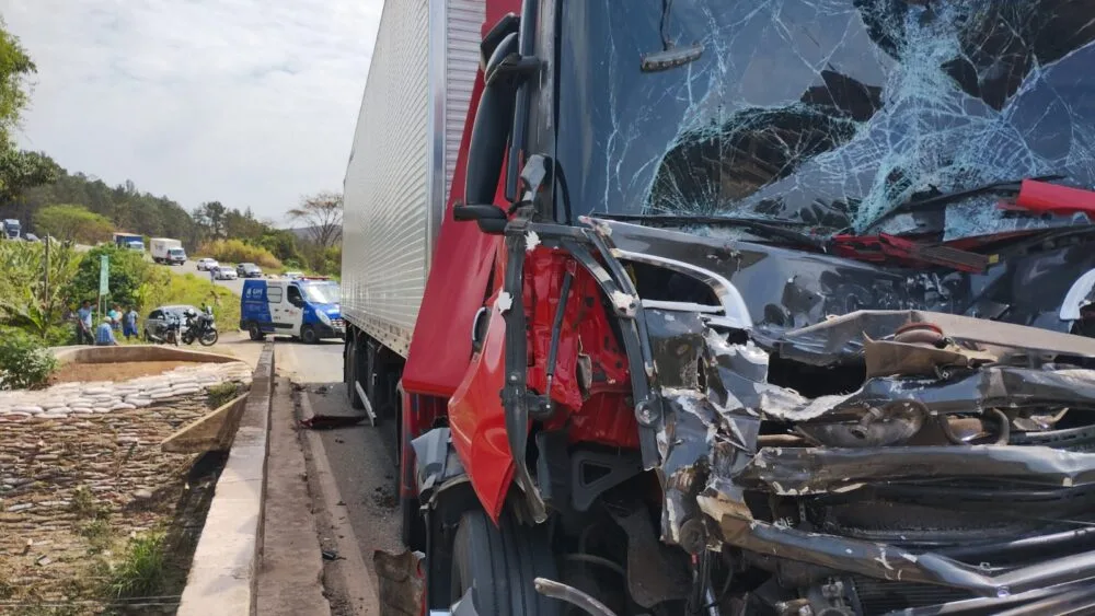 Acidente entre caminhão e carreta provoca lentidão na BR-381, em Nova Era