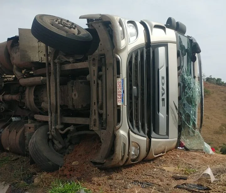 João Monlevade: carreta sofre acidente na BR-381 e motorista é encaminhado ao Hospital Margarida