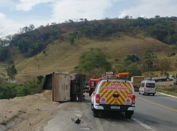 João Monlevade: carreta sofre acidente na BR-381 e motorista é encaminhado ao Hospital Margarida