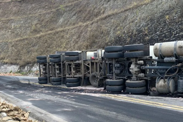 Carreta tomba na MGC-120, estrada que liga Itabira a Nova Era