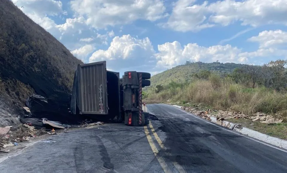 Carreta tomba na MGC-120, estrada que liga Itabira a Nova Era