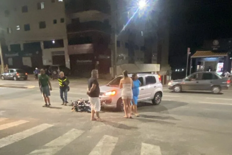 Gestante e mototaxista ficam feridos em acidente na avenida Armando Fajardo, em João Monlevade