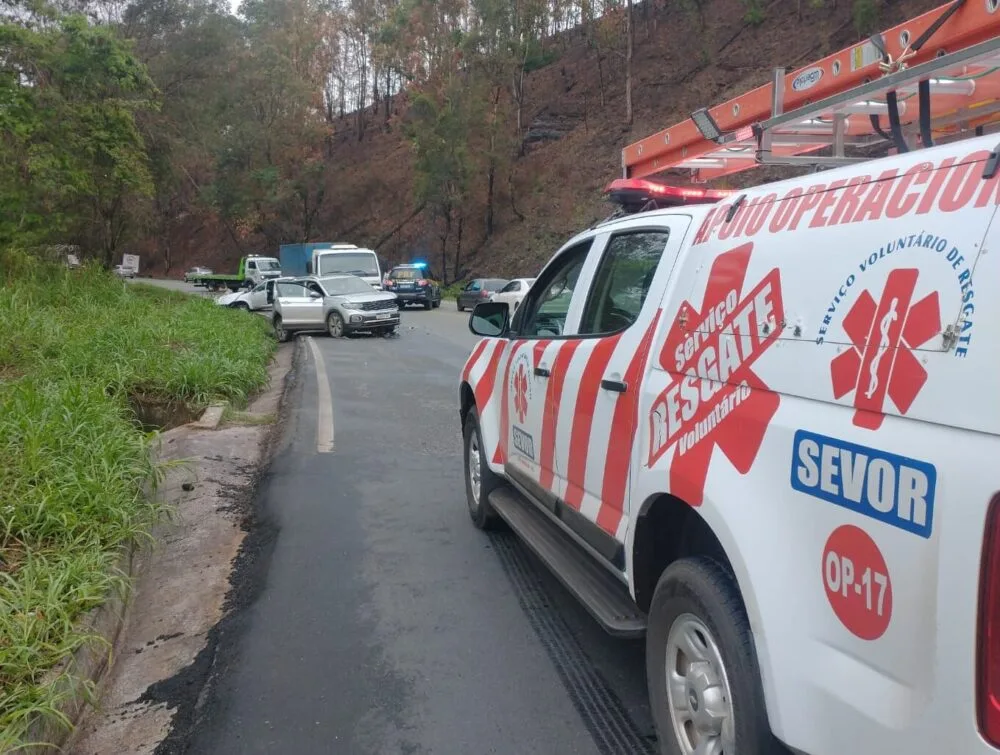 Colisão frontal deixa três feridos na BR-381, em Bela Vista de Minas