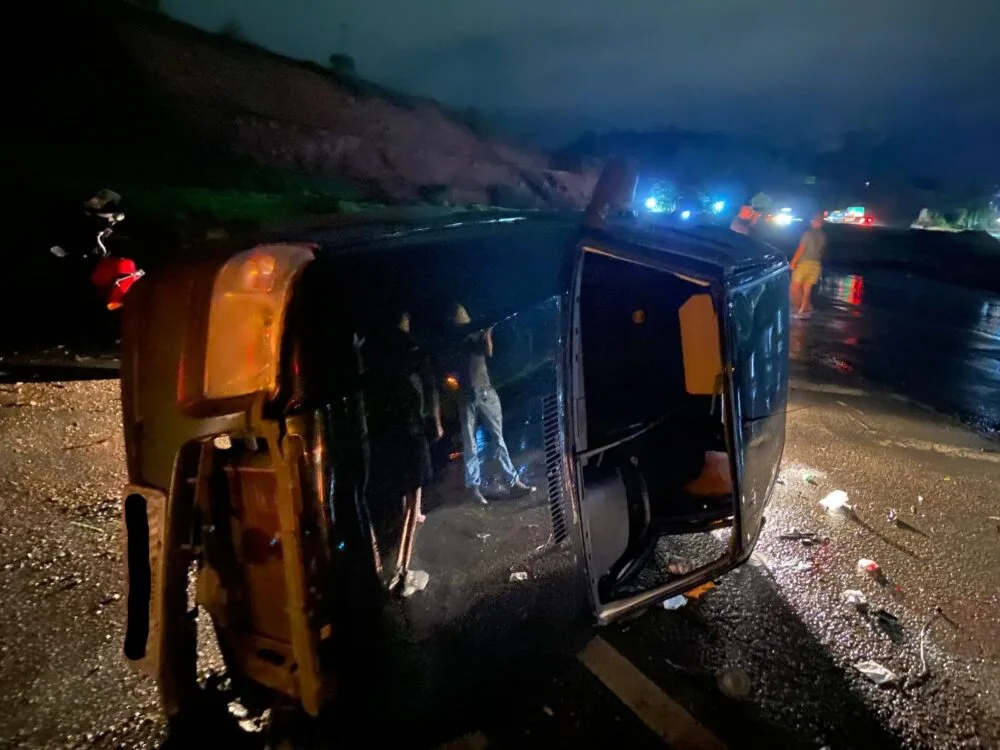 Fiat Uno capota em Nova Era após forte chuva na BR-381