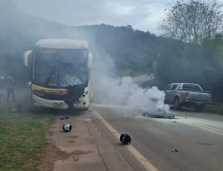 Motociclista morre após bater de frente contra ônibus da Saritur, em Itabira