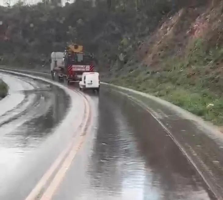 Óleo espalhado na pista causa risco de acidentes na BR-381, próximo à “curva da macumba”