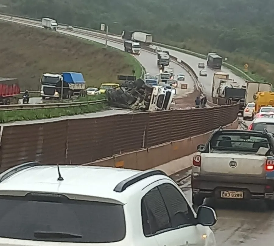 Carreta tomba na BR-381 e interdita parte da pista em Bom Jesus do Amparo