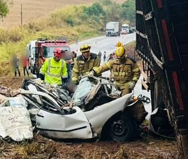 Caminhão tomba em cima de uma Fiat Strada e deixa uma vítima fatal na MGC-491