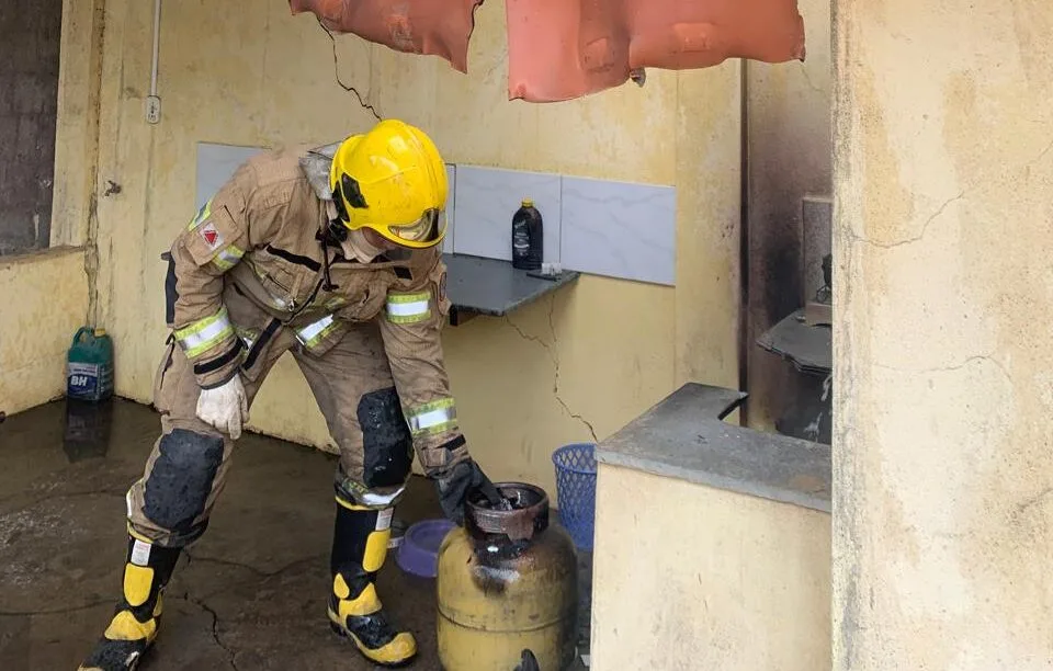 Incêndio de grandes proporções atinge fábrica de tecidos em Minas Gerais