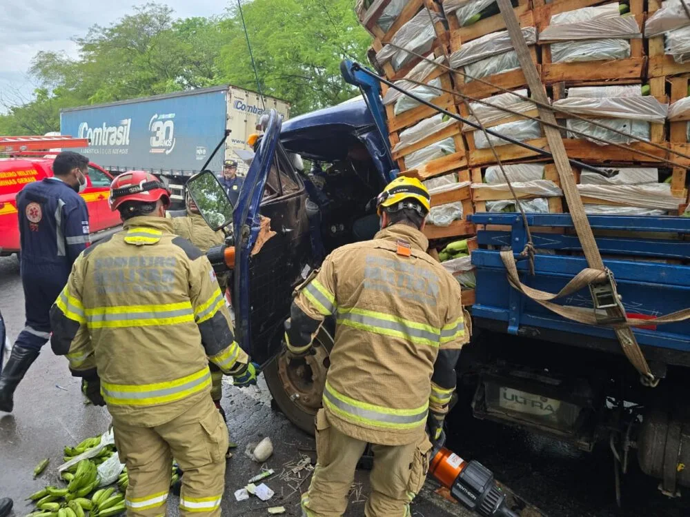 Colisão entre caminhões deixa motorista preso às ferragens na BR-251