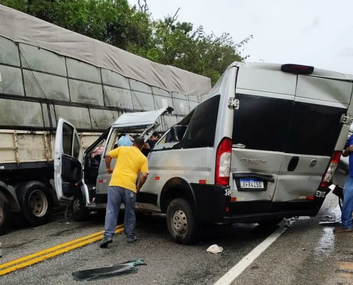 Van colide com caminhão e deixa dois mortos e sete feridos na MG-423