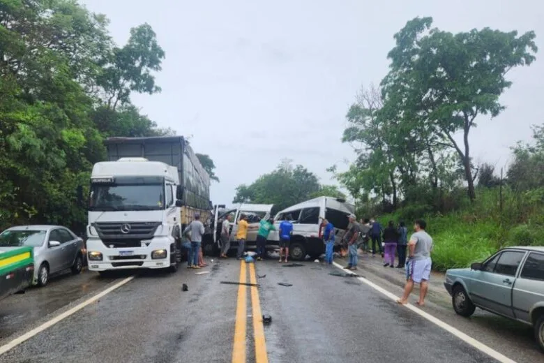 Van colide com caminhão e deixa dois mortos e sete feridos na MG-423