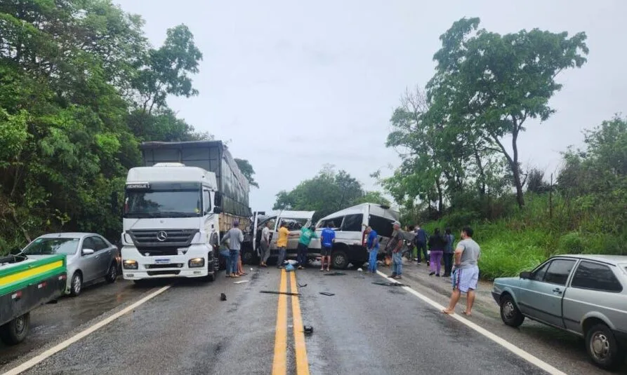 Van colide com caminhão e deixa dois mortos e sete feridos na MG-423