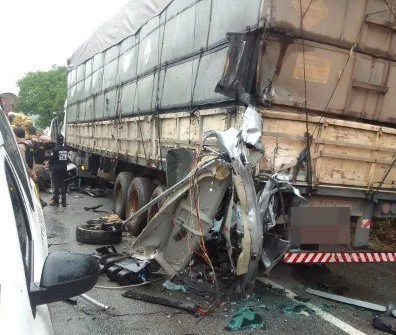 Van colide com caminhão e deixa dois mortos e sete feridos na MG-423