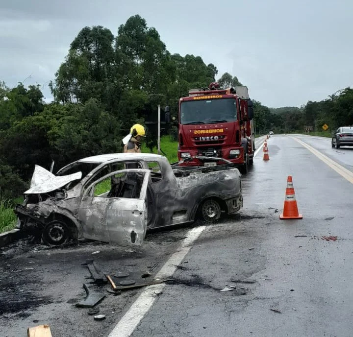 Colisão entre veículos na BR-494 deixa dois mortos e um ferido